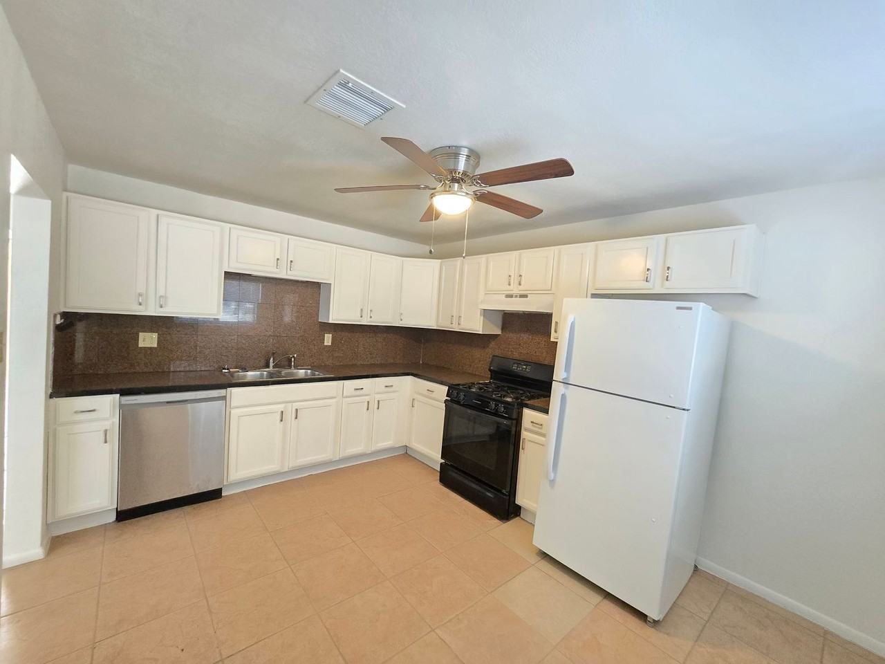 2033 E Lemon St - Photo 4 of 15