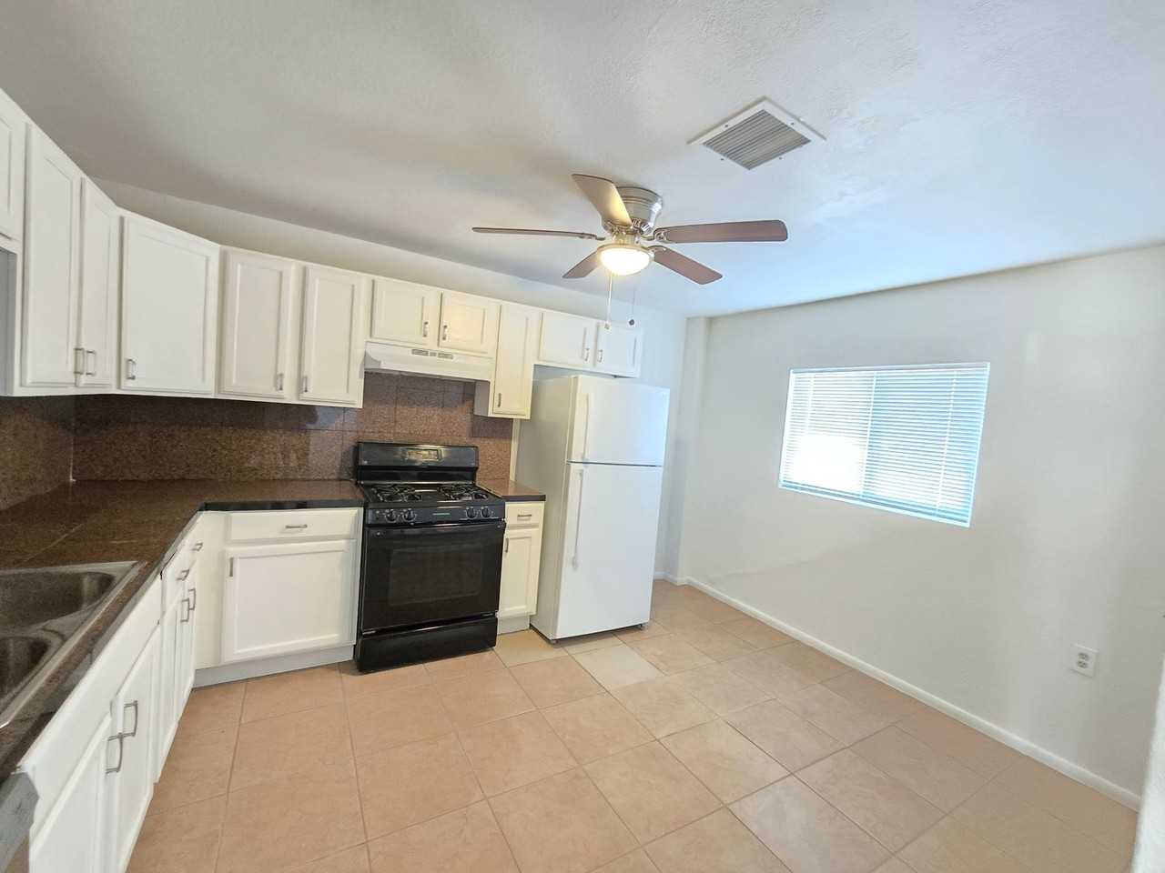 2033 E Lemon St - Photo 5 of 15