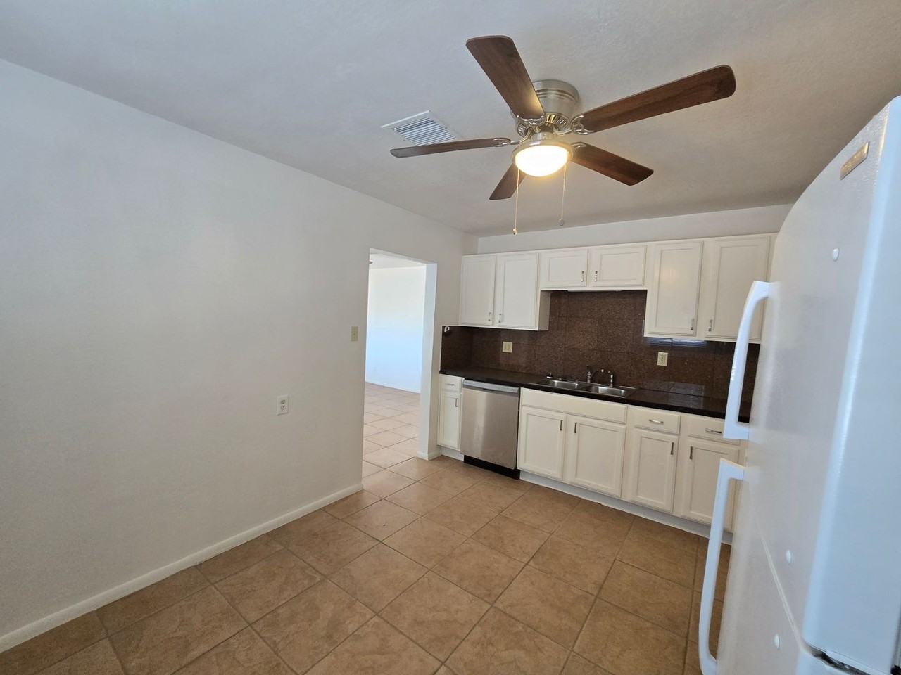 2033 E Lemon St - Photo 6 of 15