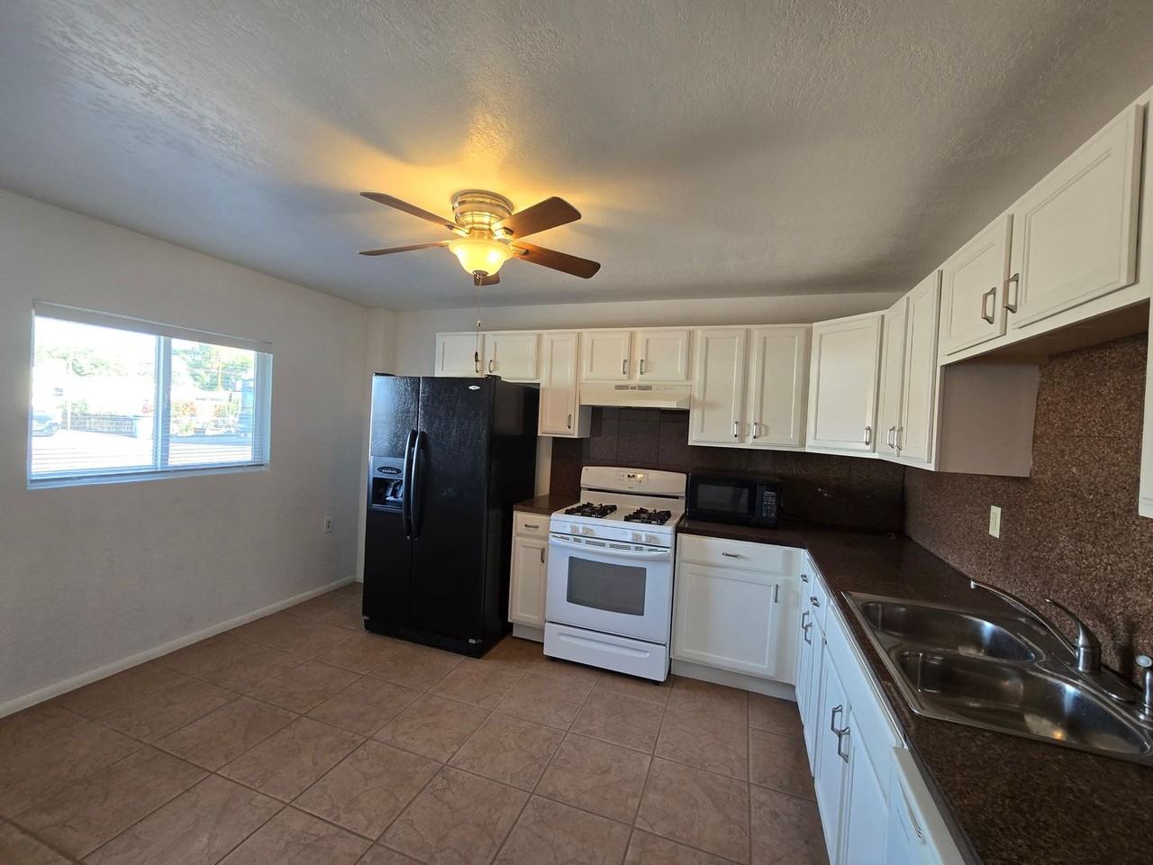 2031 E Lemon St - Photo 5 of 17