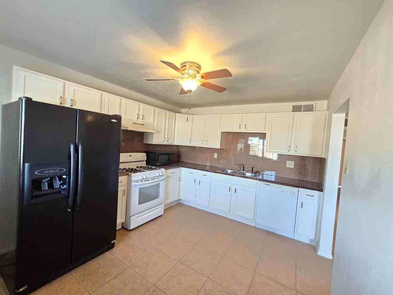 2031 E Lemon St - Photo 7 of 17