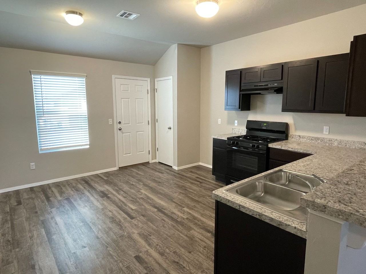 1829 Jack Rabbit Ln - Photo 4 of 23