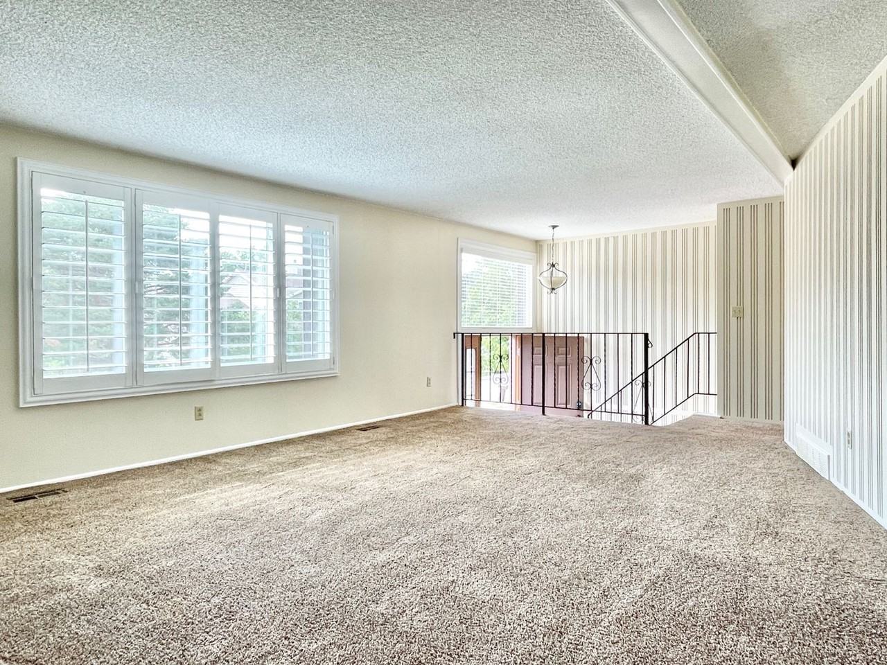 9709 S Altamont Dr - Photo 3 of 28