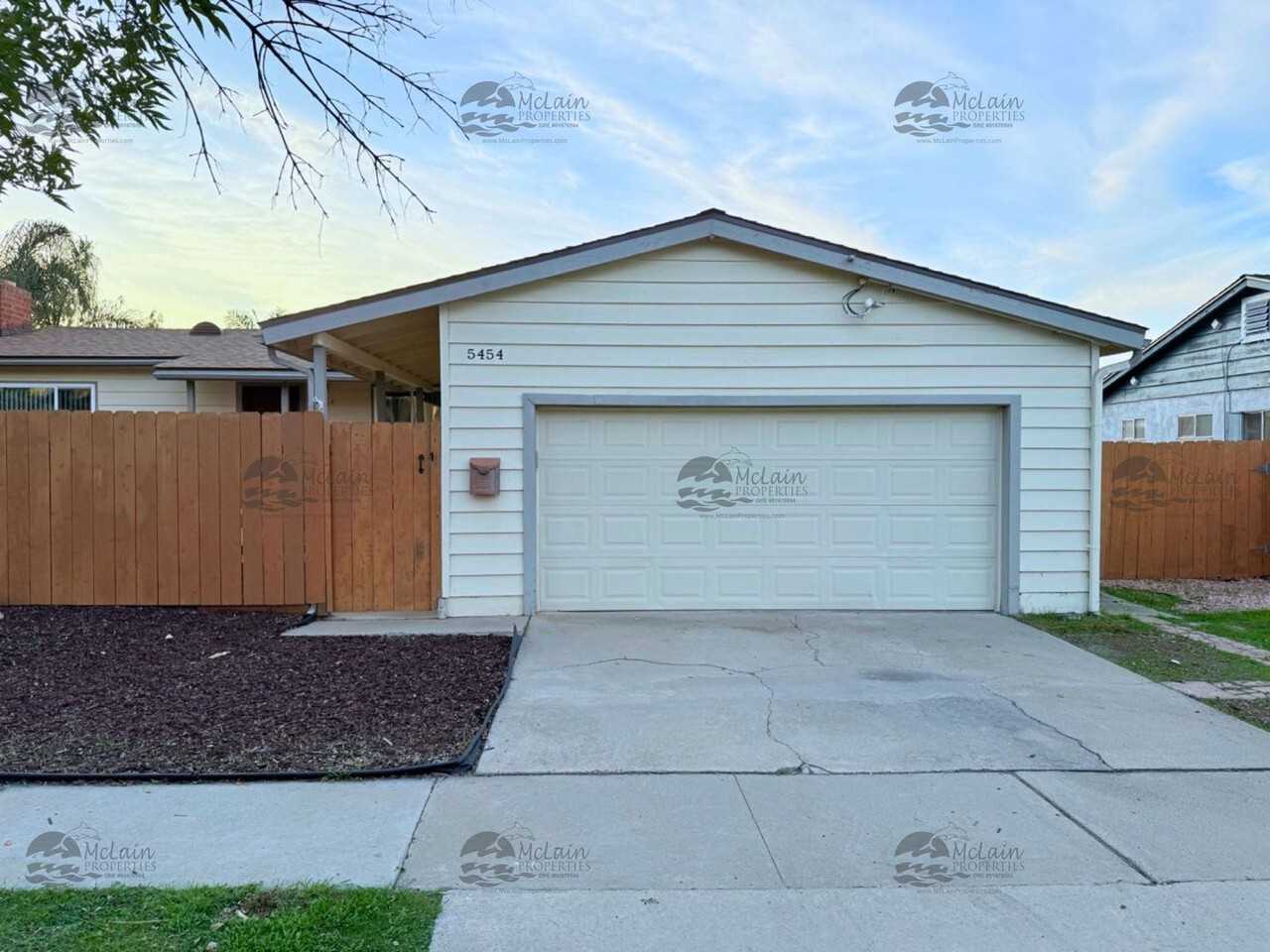 5454 Hewlett Dr - Photo 3 of 44