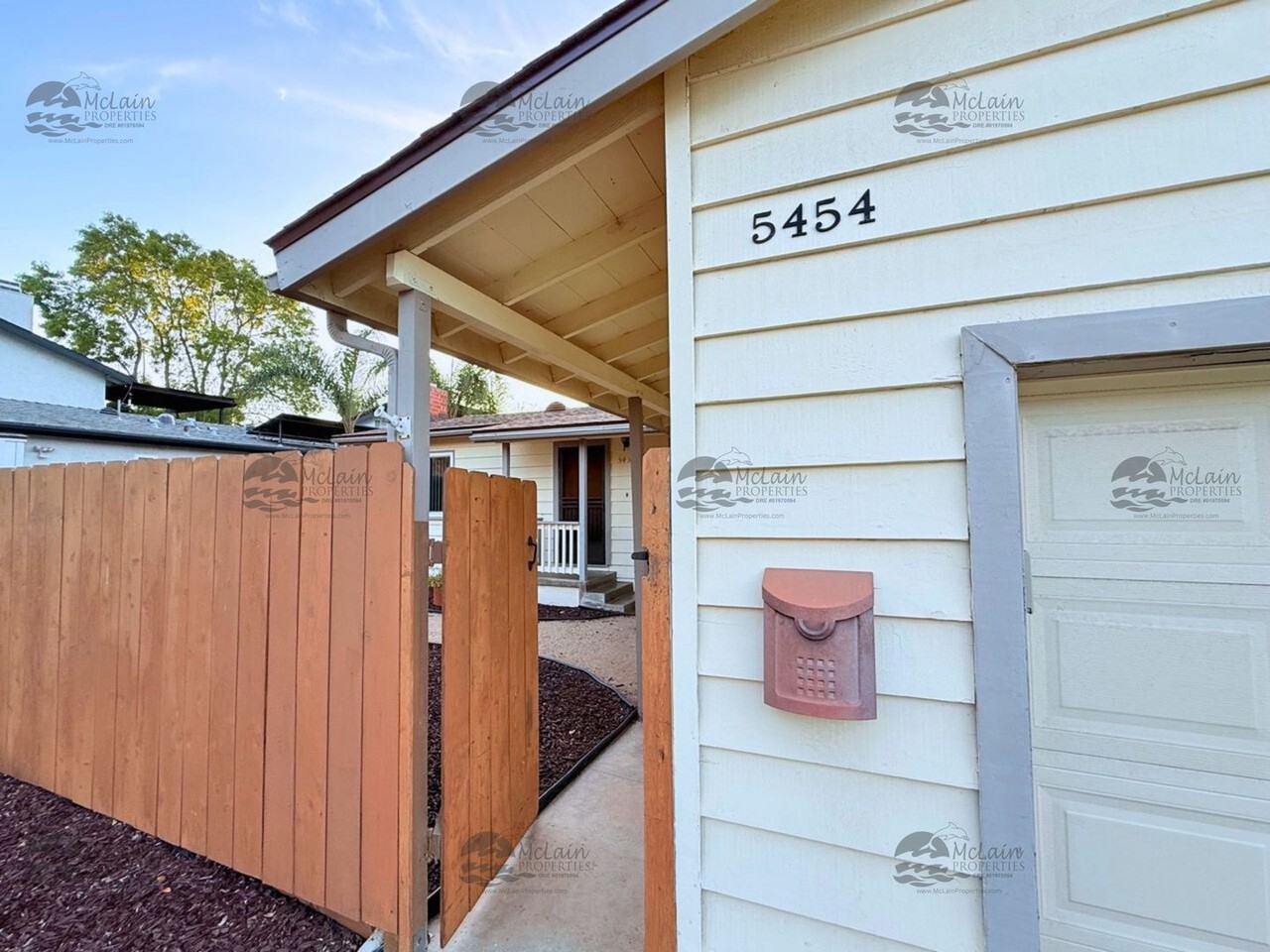 5454 Hewlett Dr - Photo 4 of 44