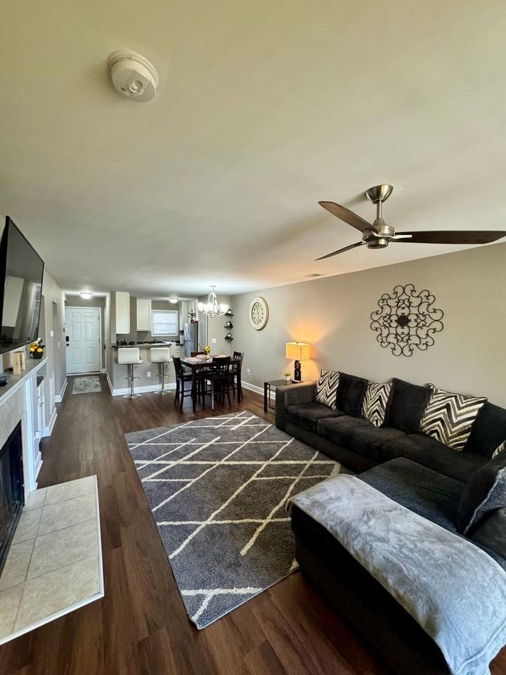 226 Edgewater Ln - Photo 3 of 16