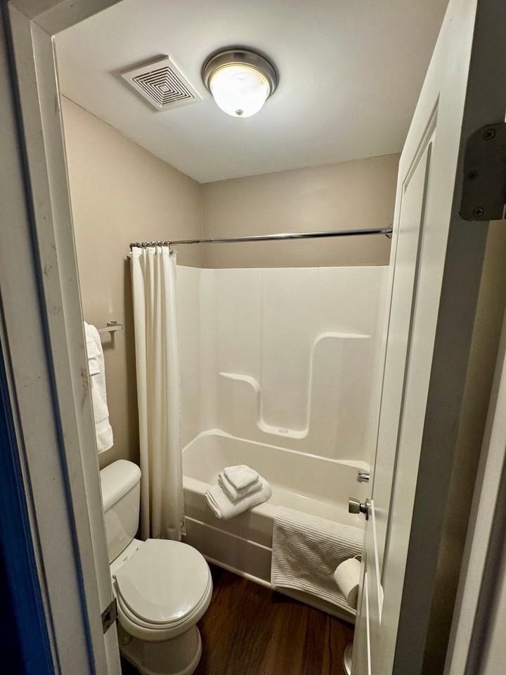 226 Edgewater Ln - Photo 6 of 16