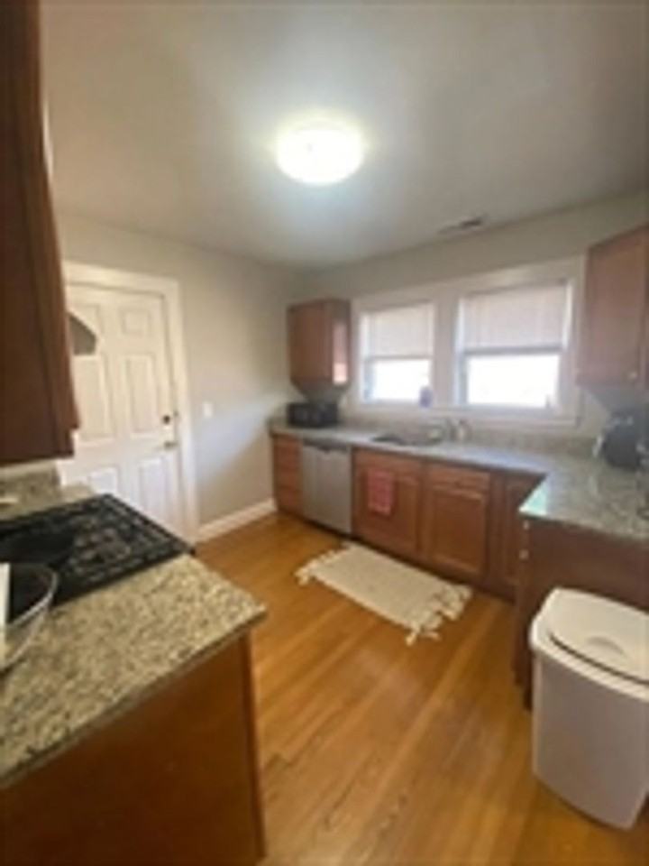 652 Washington St - Photo 2 of 6