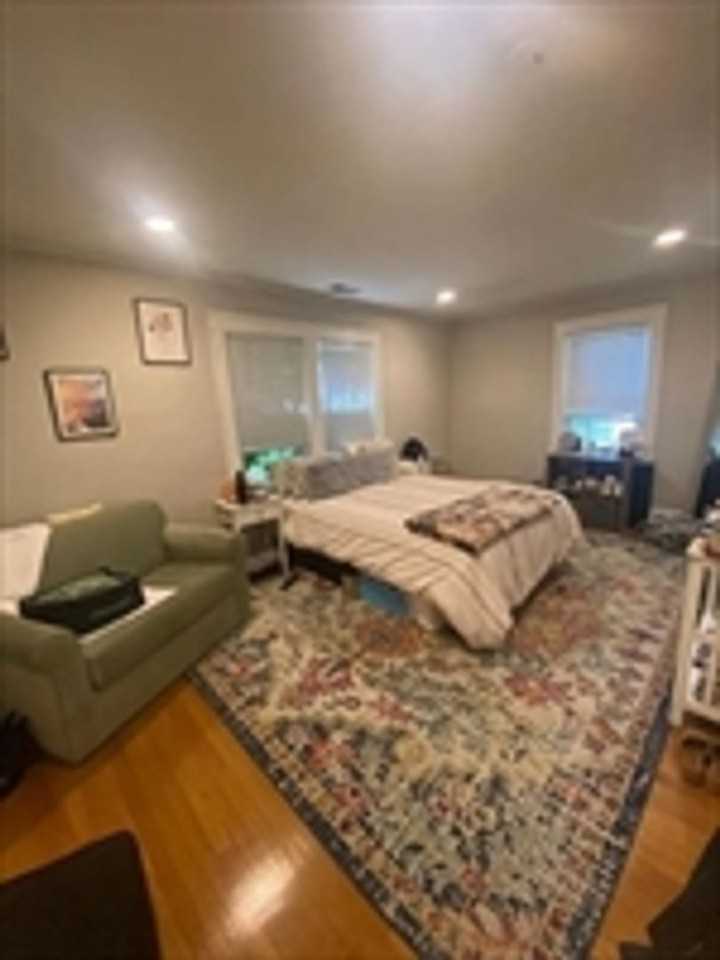 652 Washington St - Photo 4 of 6