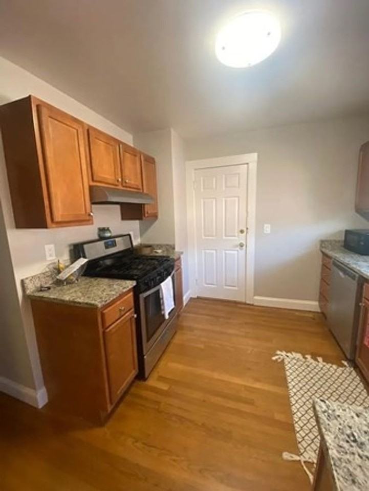 652 Washington St - Photo 5 of 6