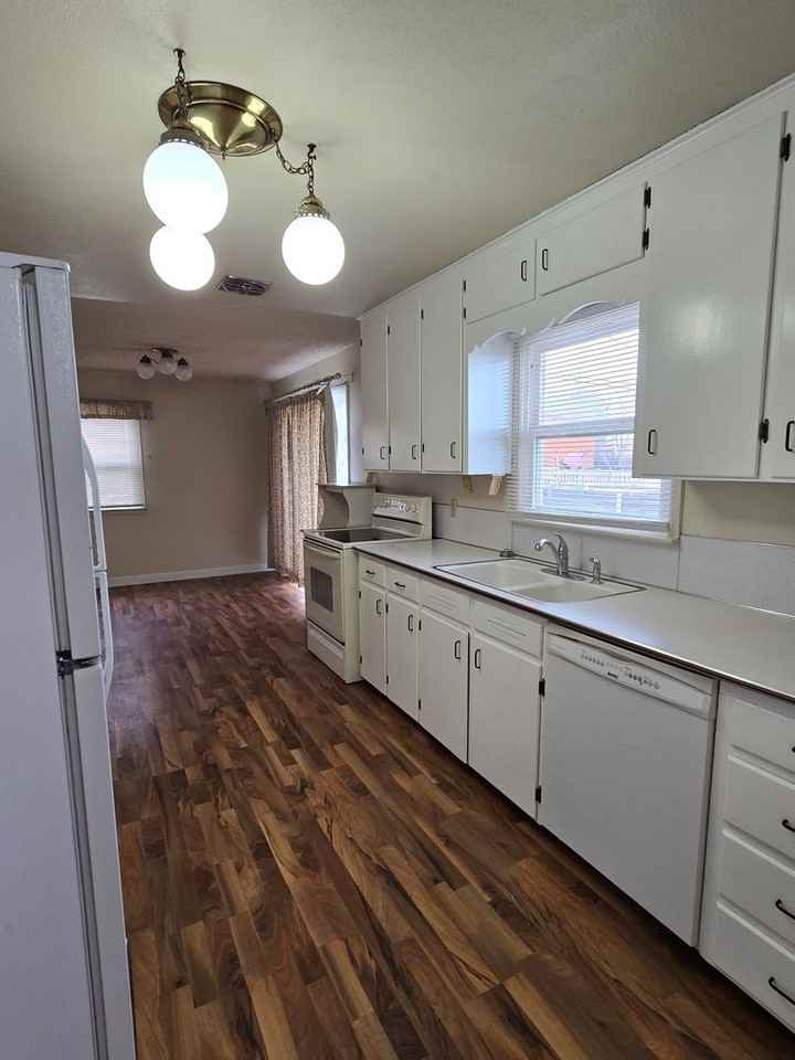 260 S Pennsylvania Ave - Photo 5 of 21