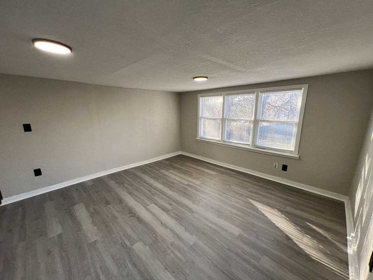 572 1/2 S Crescent Ave - Photo 3 of 13