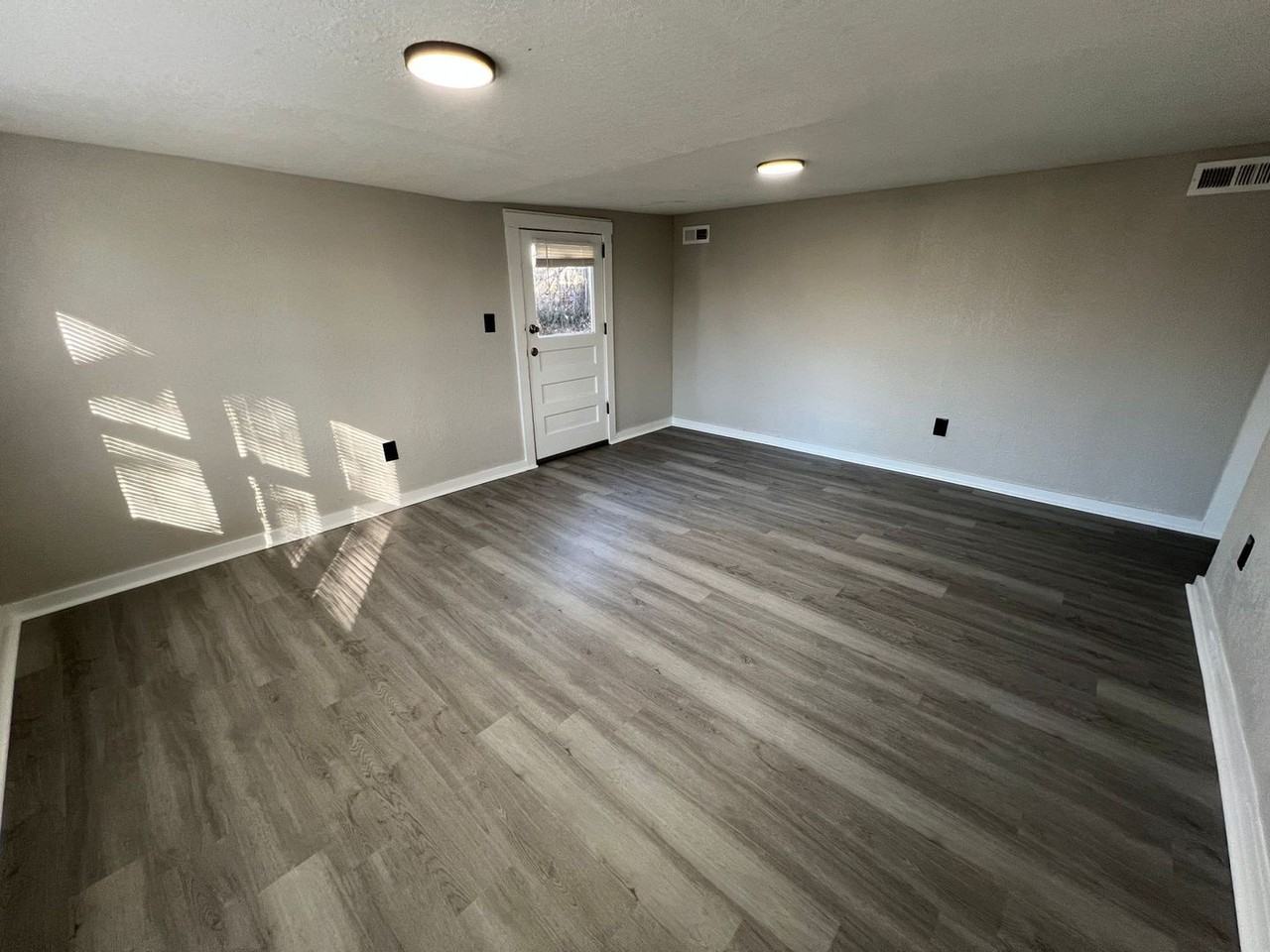 572 1/2 S Crescent Ave - Photo 4 of 13