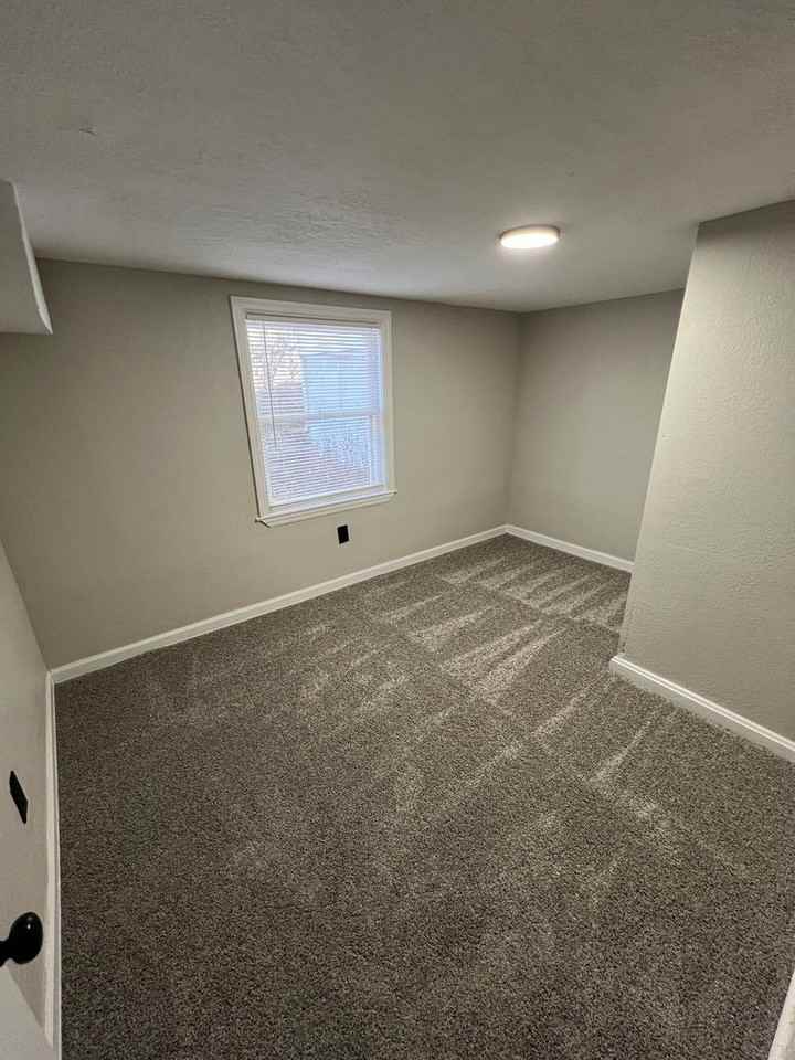 572 1/2 S Crescent Ave - Photo 7 of 13