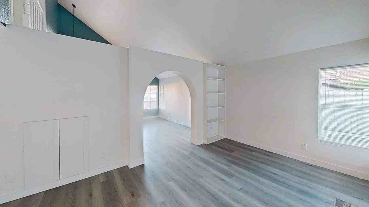 15711 Shadow Mountain Ln - Photo 4 of 30