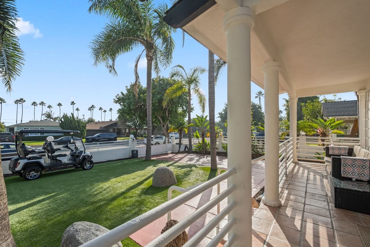 864 Loring St - Photo 6 of 32