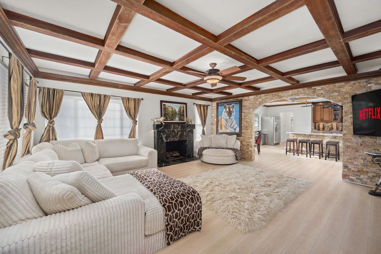 864 Loring St - Photo 7 of 32