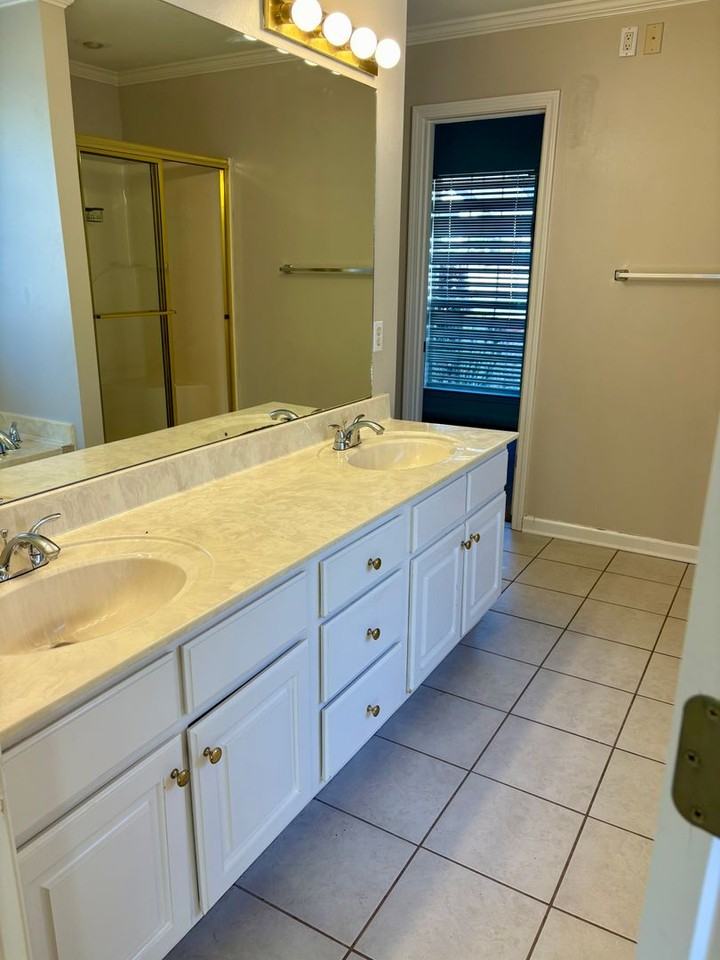 12711 Misty Creek Dr - Photo 2 of 13