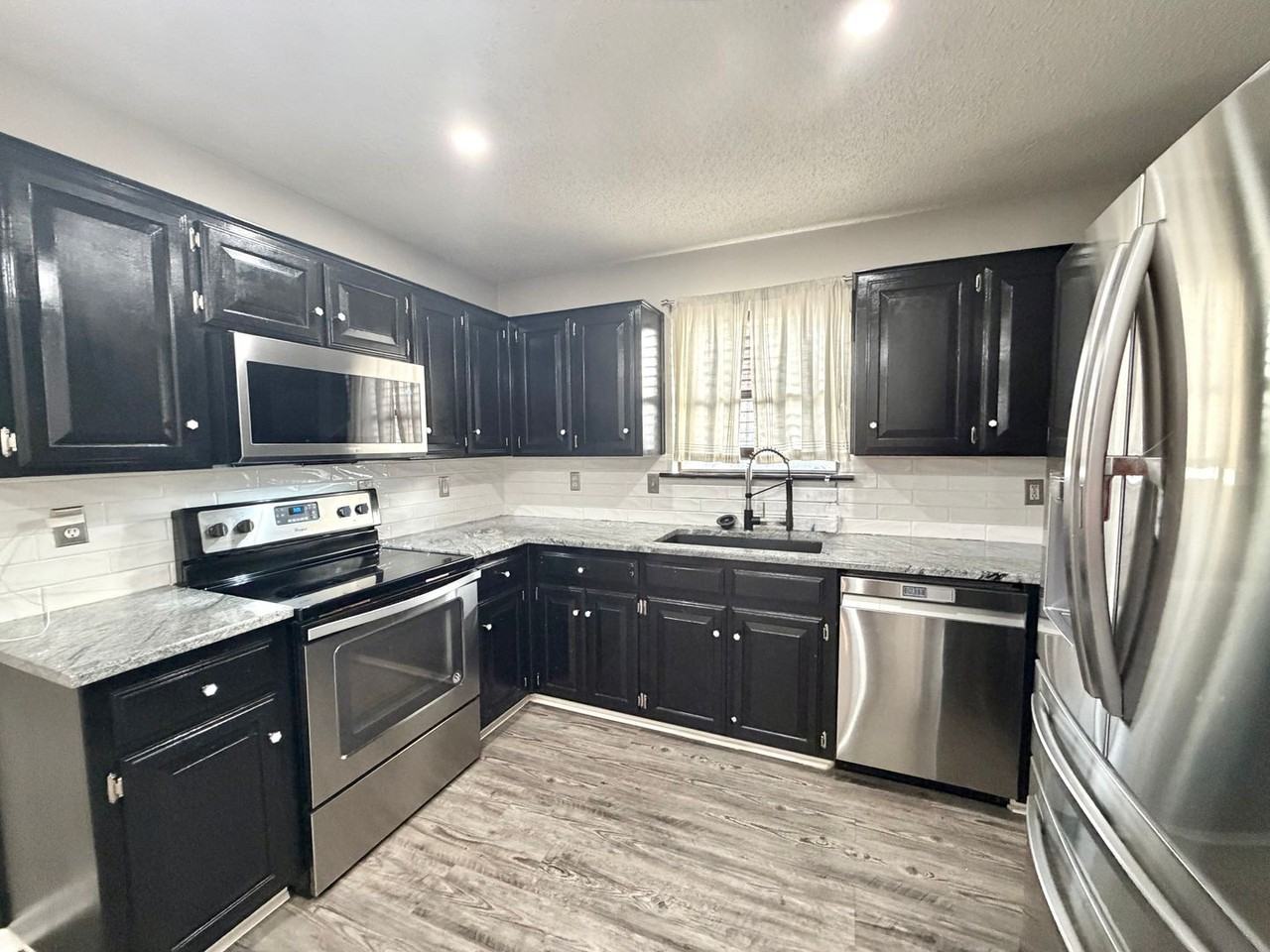 923 Wayne Ave - Photo 6 of 12