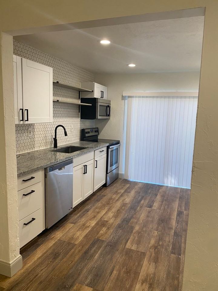 3160 E Riverside Dr - Photo 5 of 14