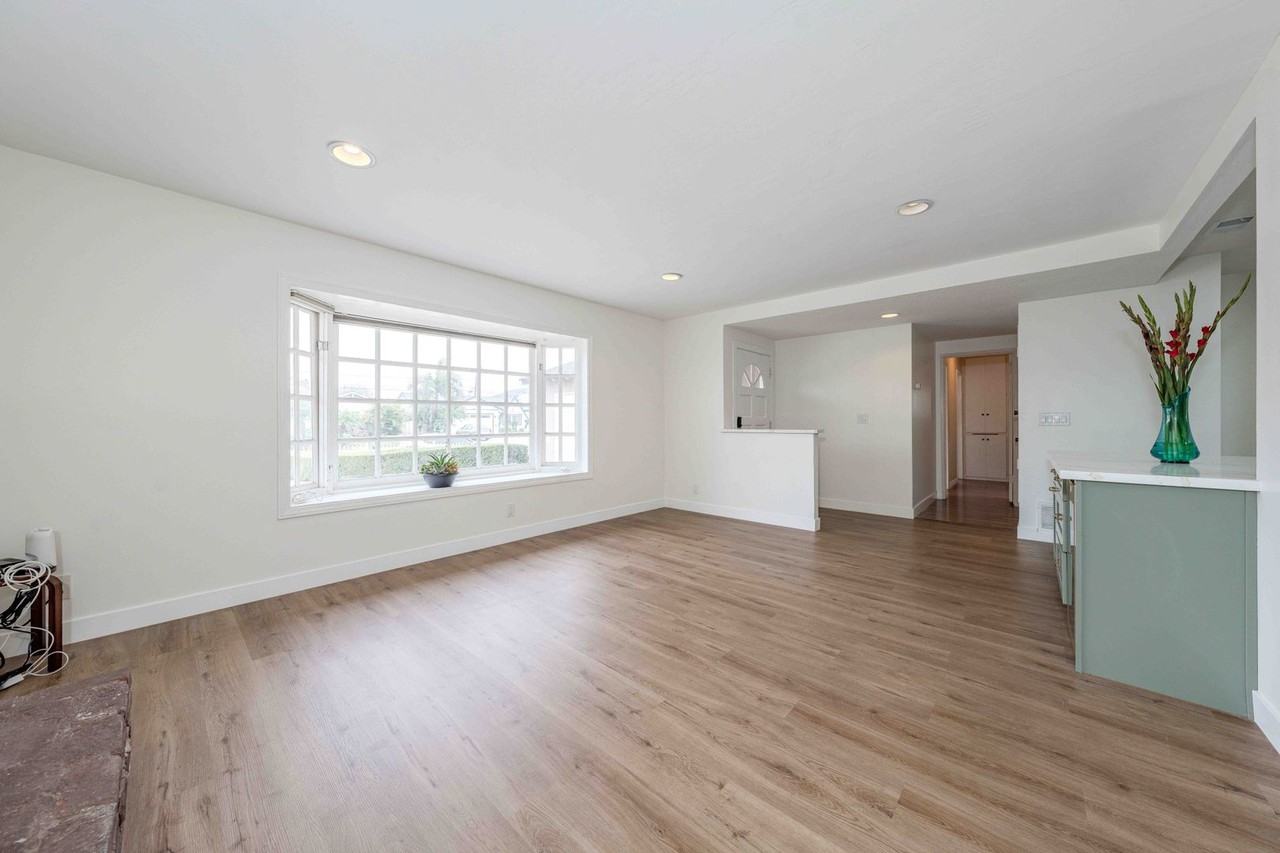 17391 Waal Cir - Photo 4 of 33