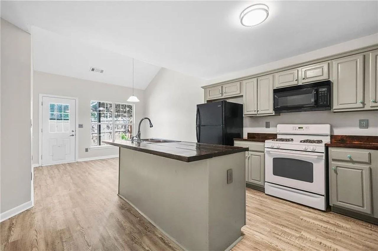 1288 Gates Cir Se - Photo 2 of 17