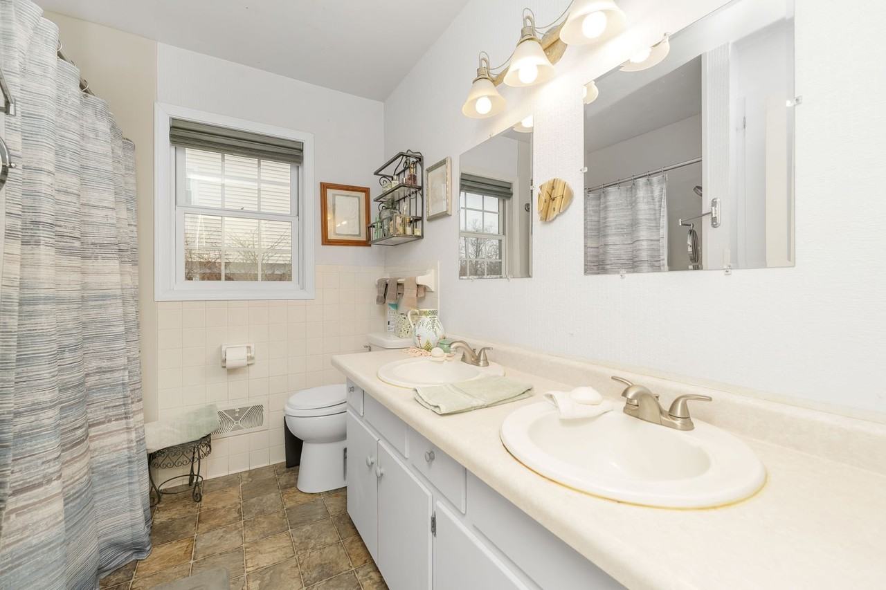 1517 Royal Oak Ave - Photo 7 of 20