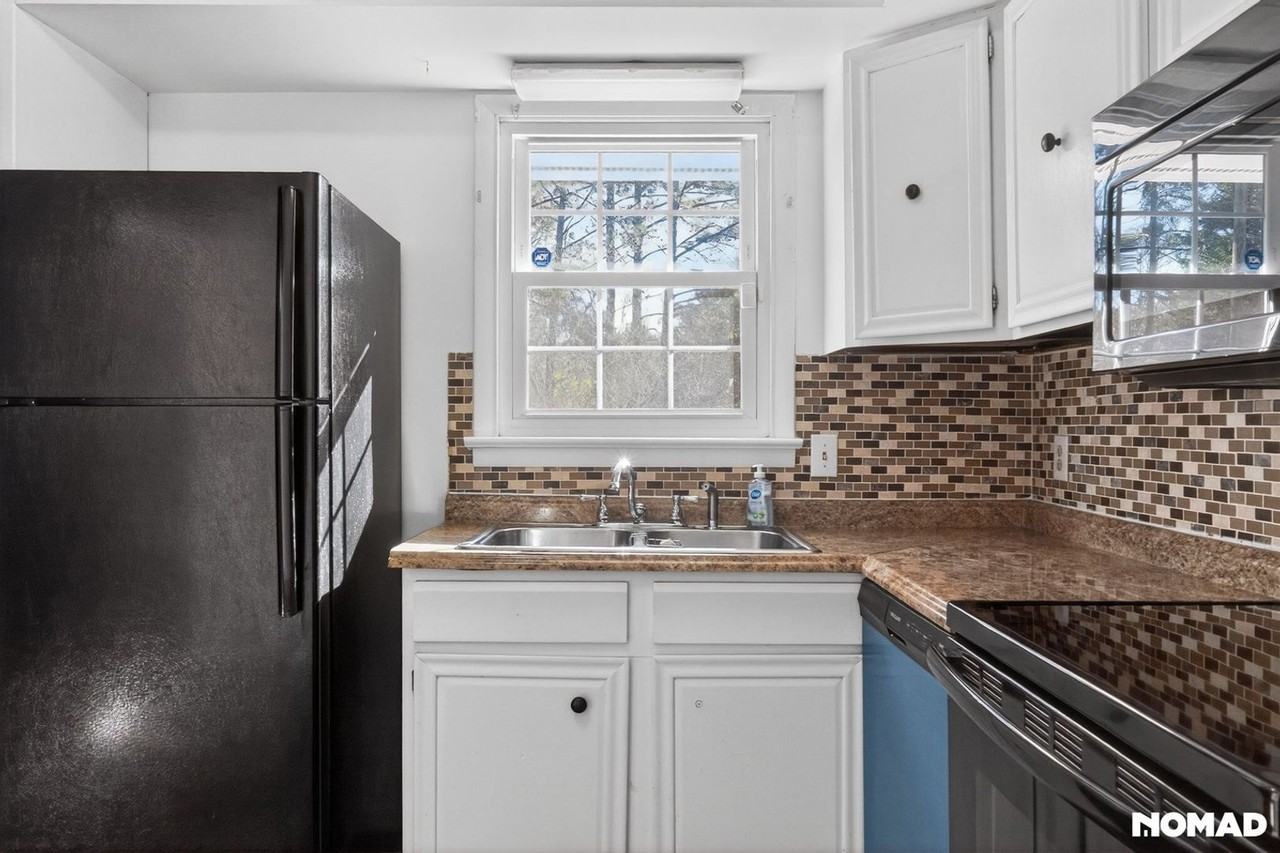 215 N Pine St - Photo 5 of 34