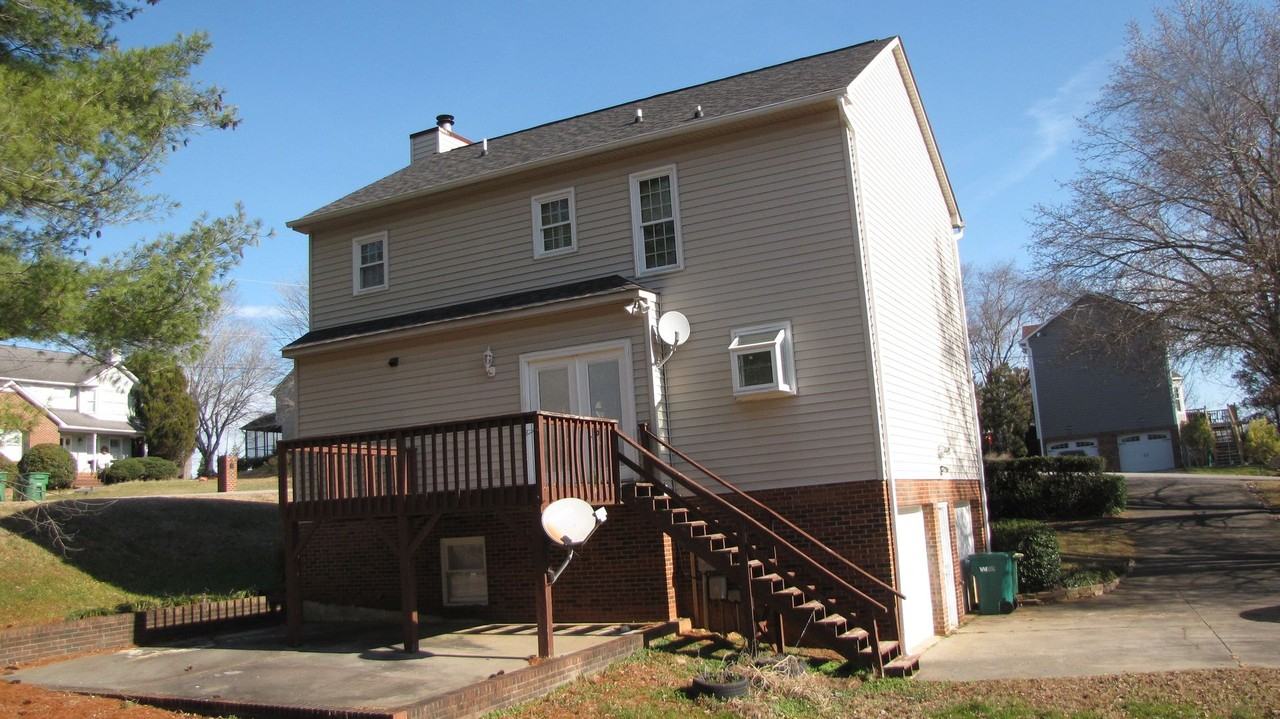 2500 Newington Ct - Photo 3 of 36