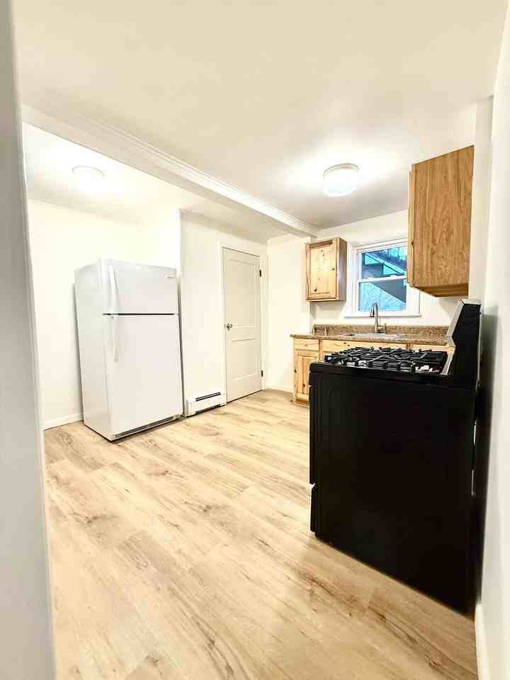 473 Wilbur Ave - Photo 3 of 18