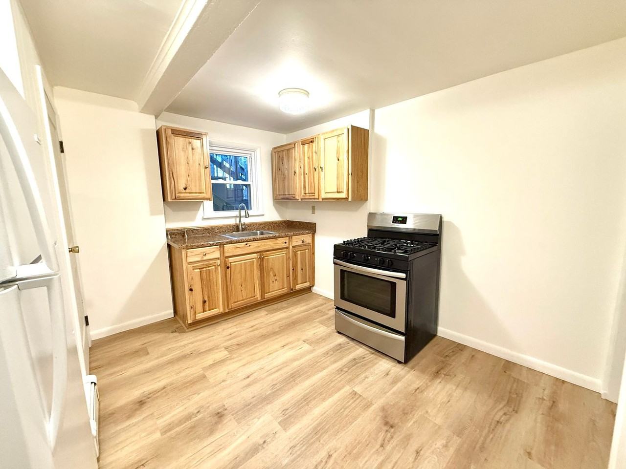 473 Wilbur Ave - Photo 4 of 18