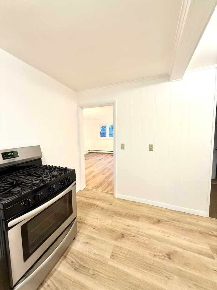 473 Wilbur Ave - Photo 2 of 18