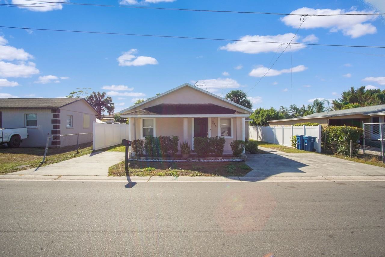 1205 Avenue F - Photo 3 of 25