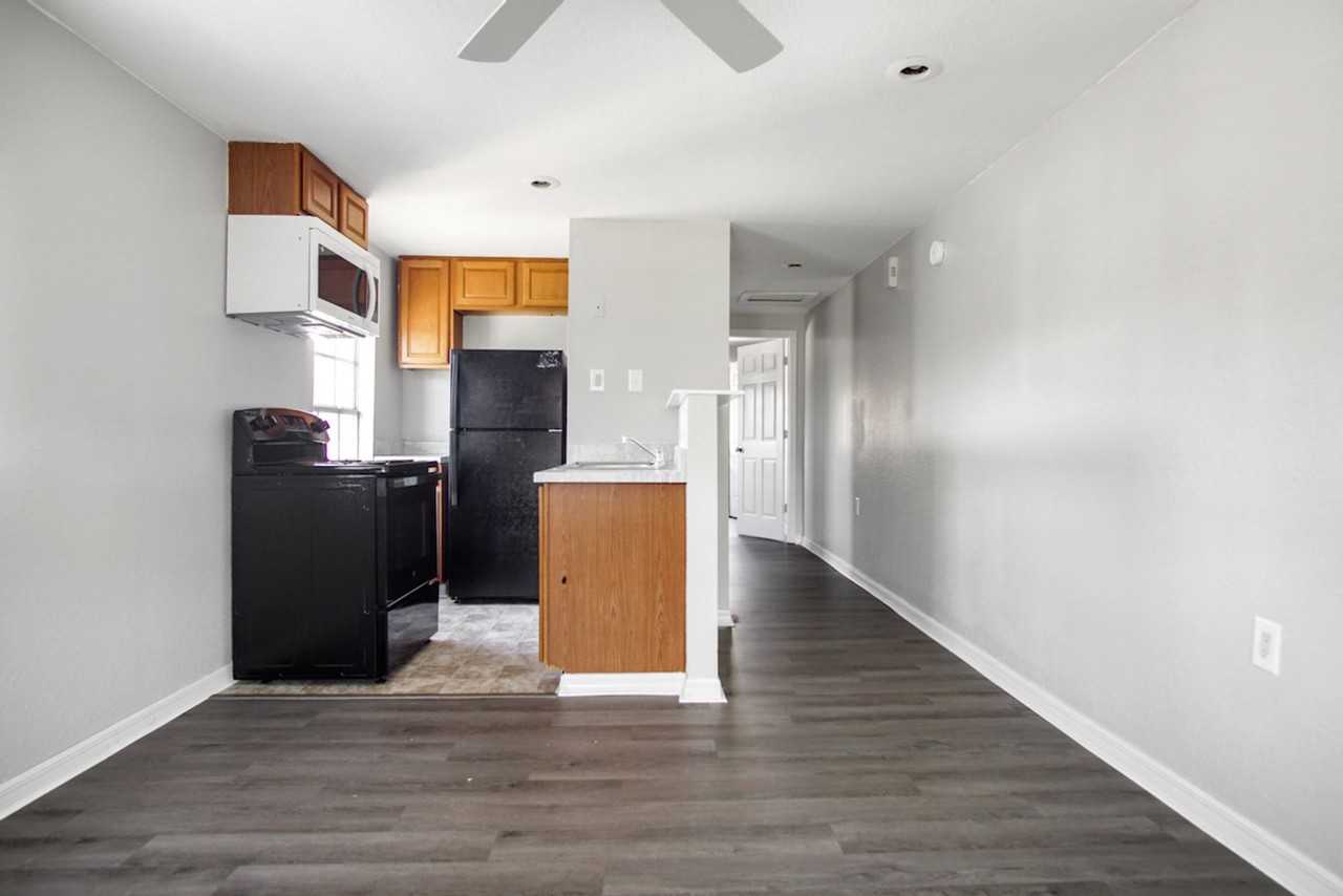 1002 Avenue E - Photo 4 of 21