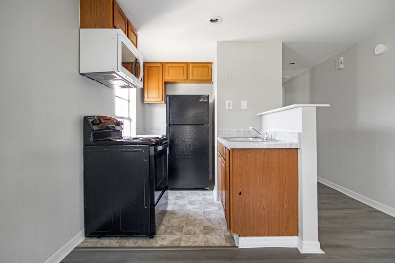 1002 Avenue E - Photo 5 of 21