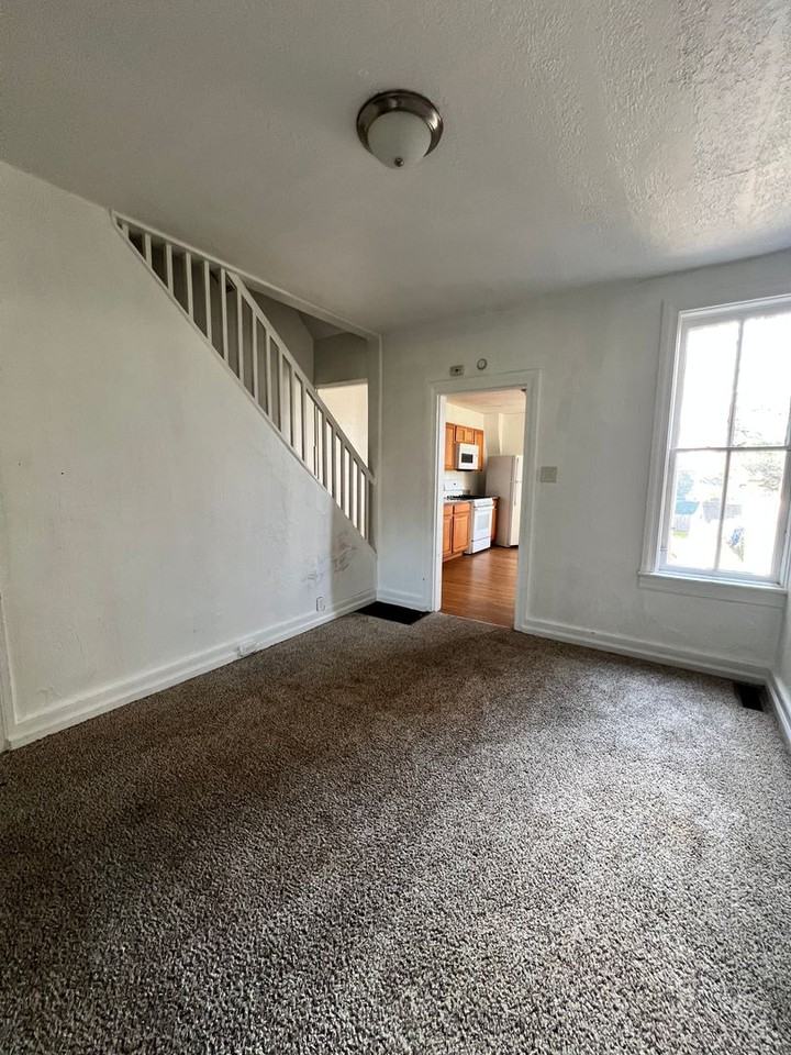 414 S Pershing Ave - Photo 3 of 15