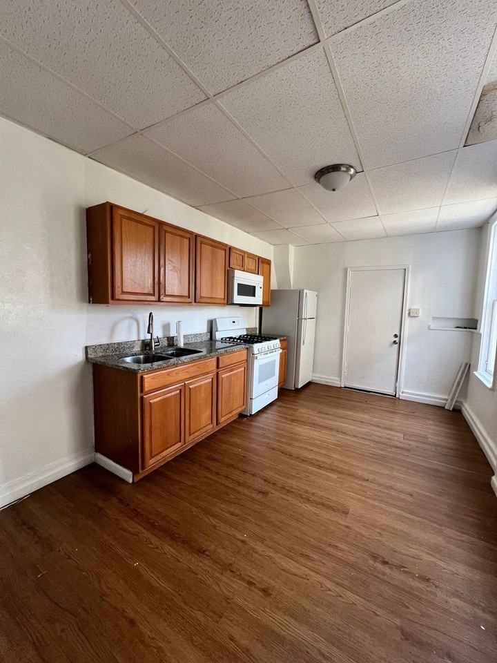 414 S Pershing Ave - Photo 4 of 15