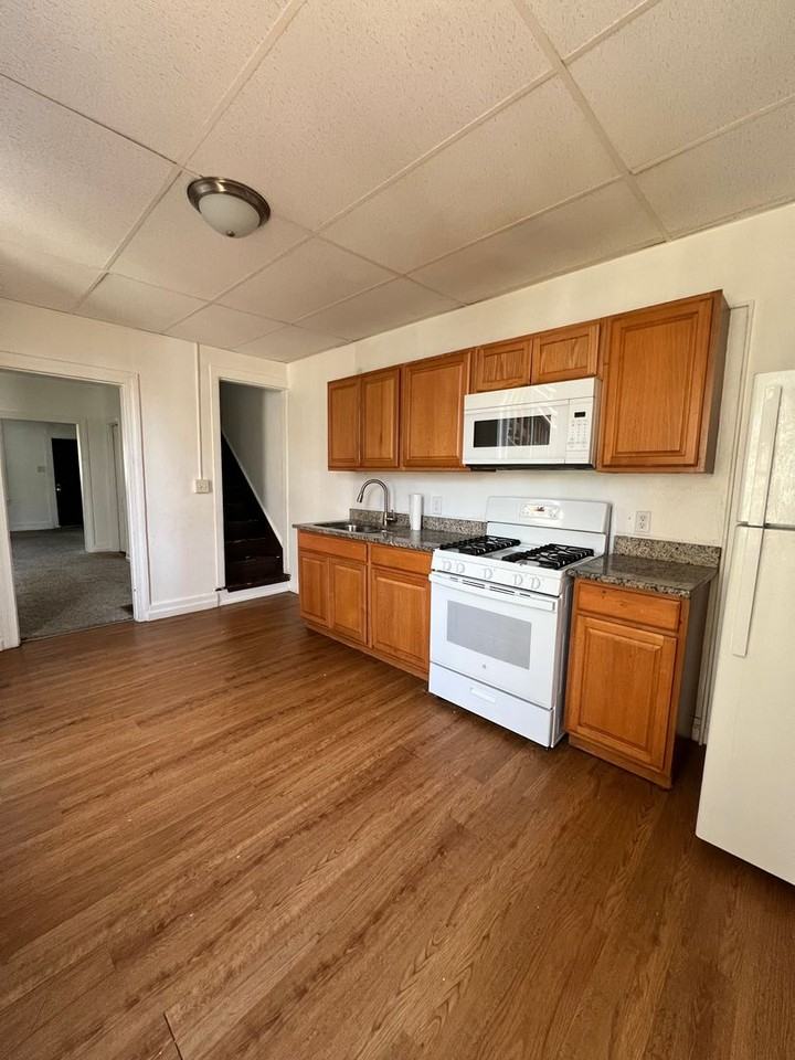 414 S Pershing Ave - Photo 5 of 15