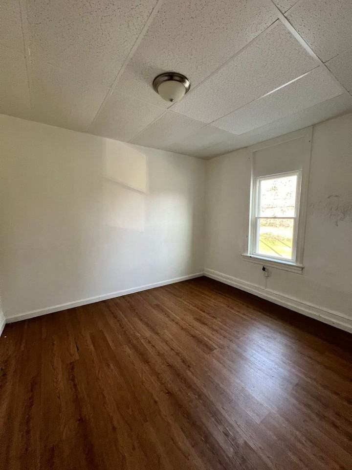 414 S Pershing Ave - Photo 6 of 15