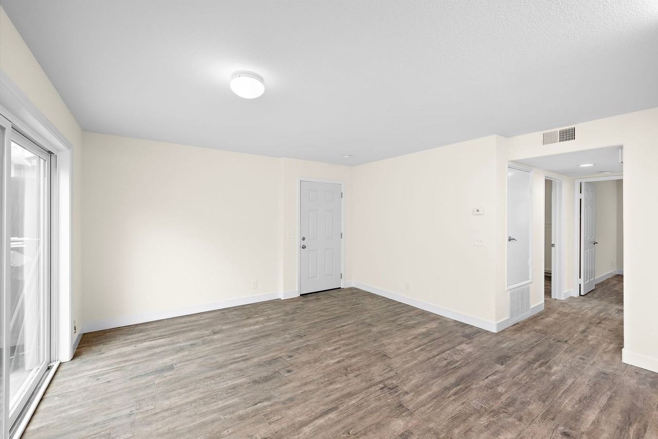 215 20th St - Photo 4 of 26