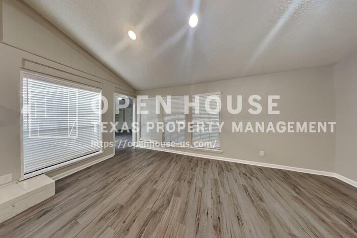 3817 Rochelle Dr - Photo 4 of 27