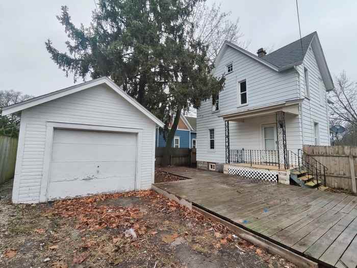 1309 Benton St - Photo 3 of 19