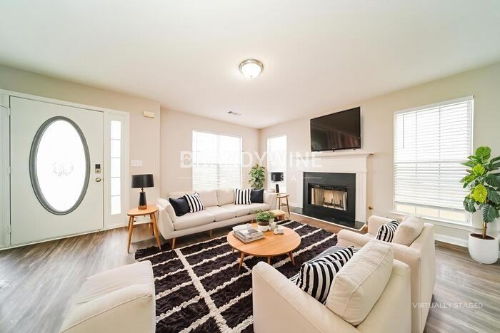 1038 Wynnbrook Ln - Photo 2 of 26