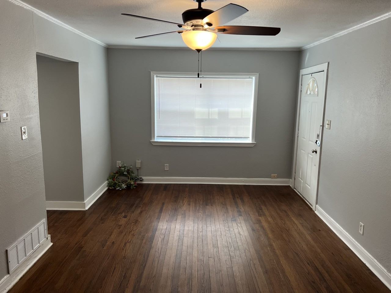 422 E Worth St #NA - Photo 4 of 11