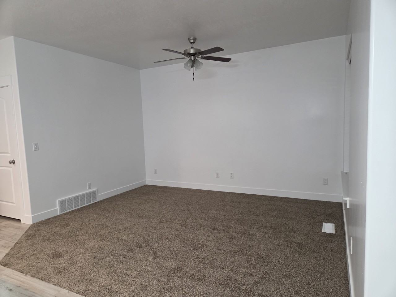 253 N Eaglewood Dr - Photo 2 of 10