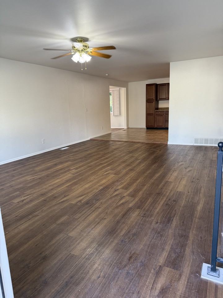 8332 Se - Photo 2 of 34