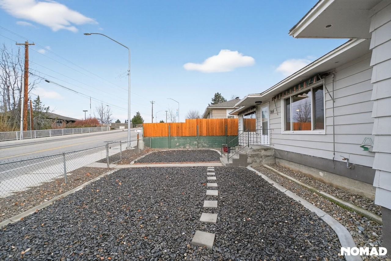 785 Eastmont Ave - Photo 6 of 32