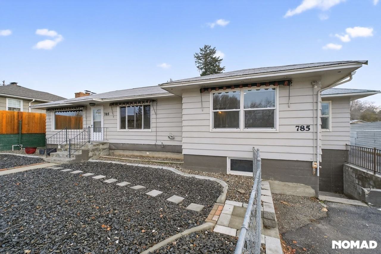 785 Eastmont Ave - Photo 7 of 32