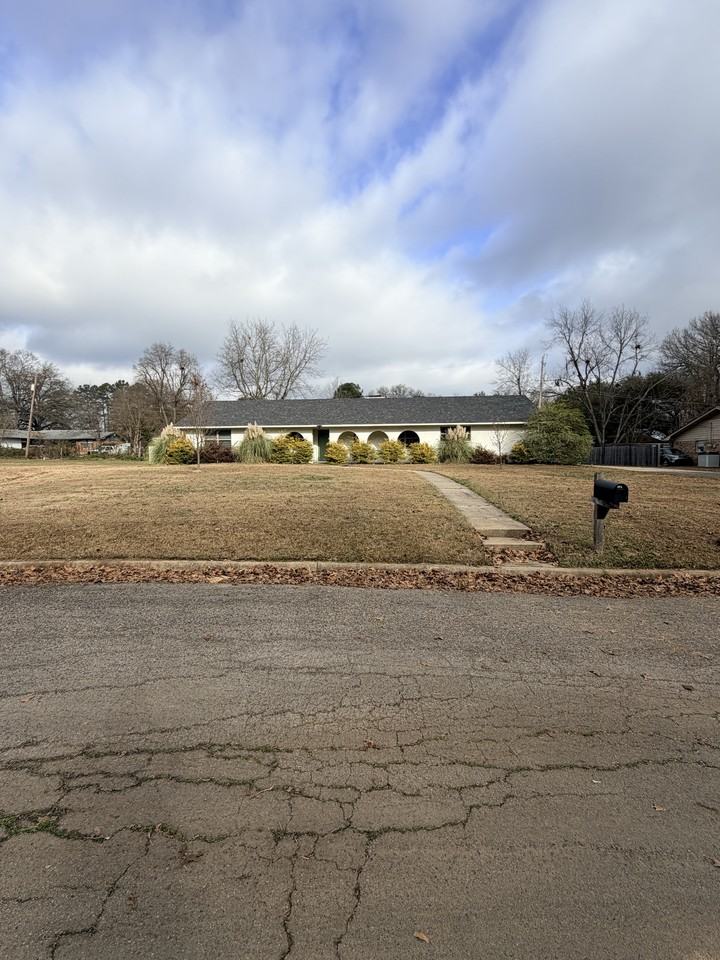 206 Oak St - Photo 2 of 18