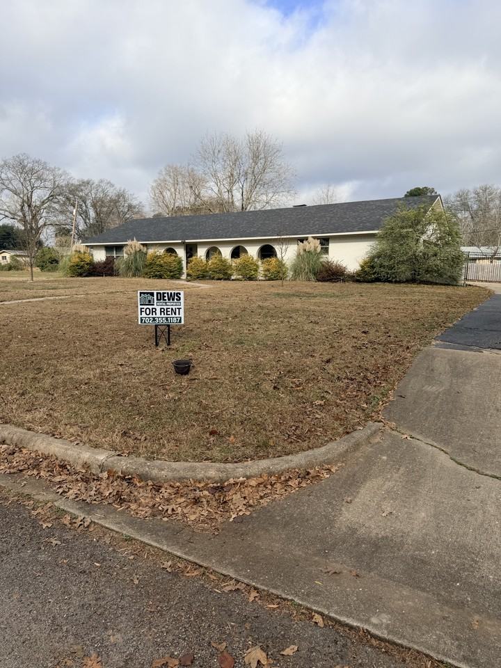 206 Oak St - Photo 3 of 18